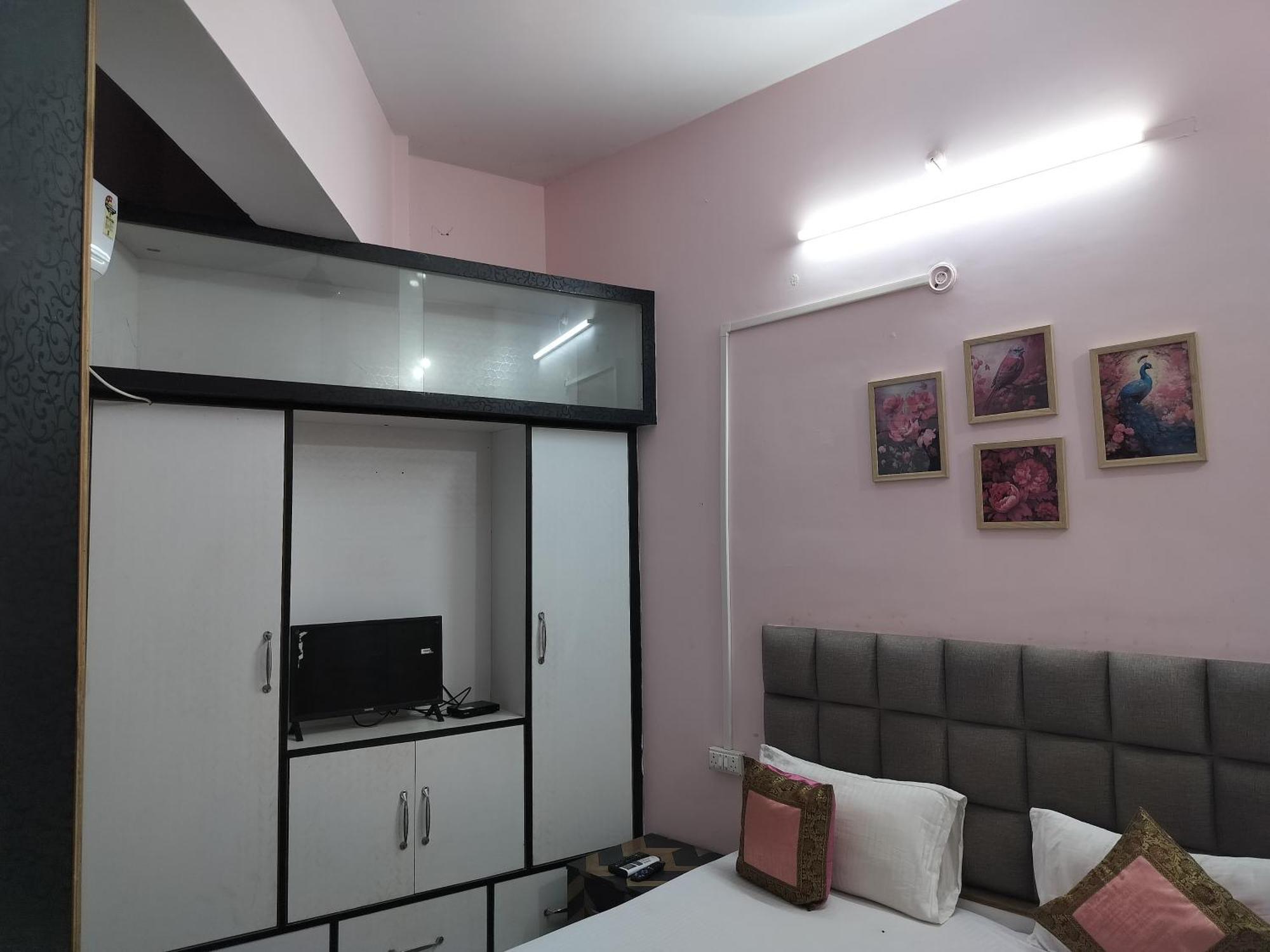Trinetra Inn Varanasi Bilik gambar