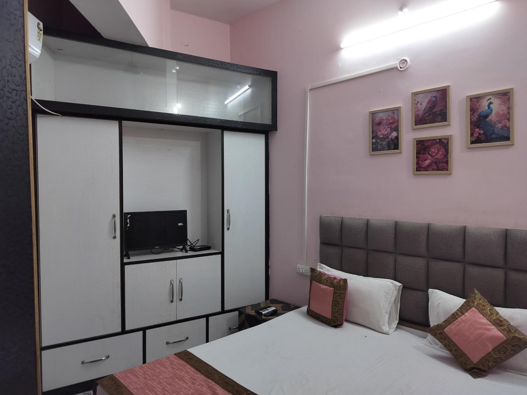 Trinetra Inn Varanasi Bilik gambar